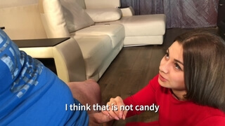 Симпатичная брюнетка в красном свитере встала на колени перед хахалем и побаловала его минетом