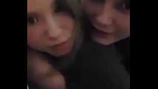 Приятель прижимает к кровати соску с длинными волосами и ебет её в дырку