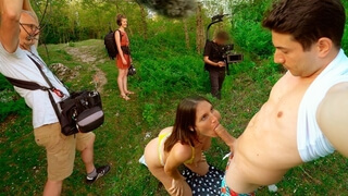 Горячая блядь с темными волосами отсосала приятелю на улице при друзьях